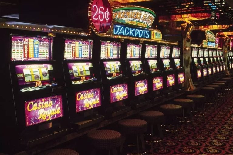 Tampilan live casino dan slot online di betmen